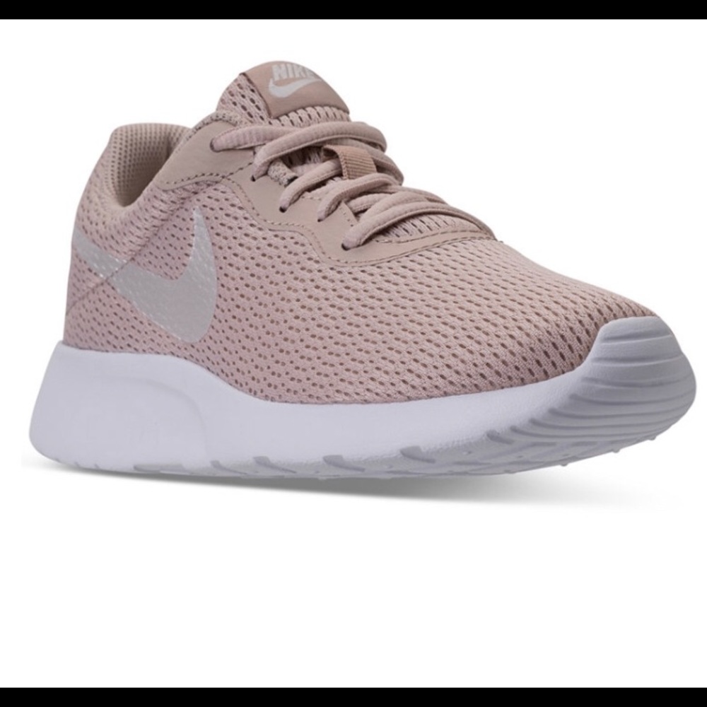 NEW Nike women’s tanjun casual sneakers size 10